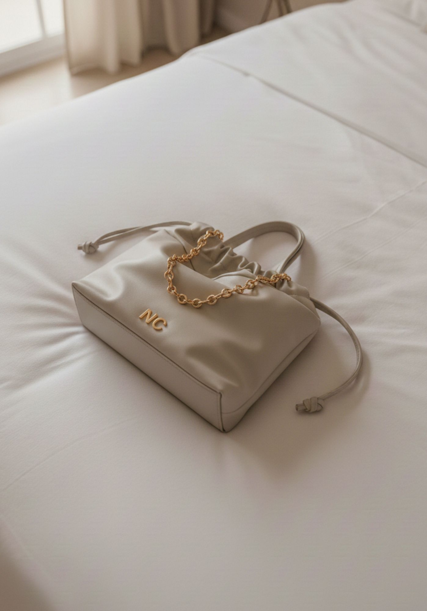 Bolso saco Noco con cadena beige